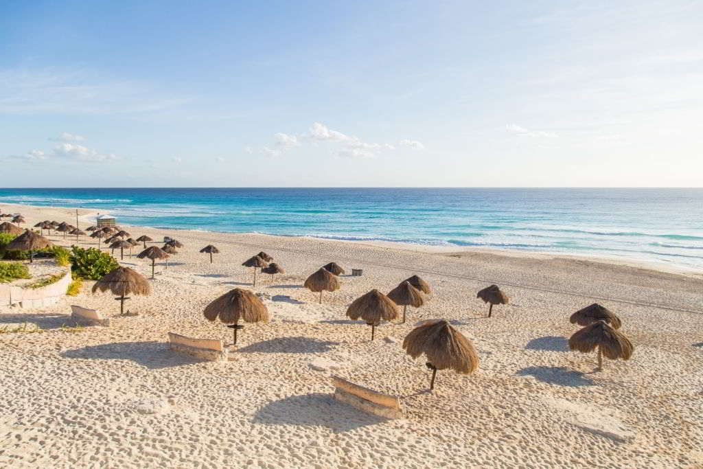 las-mejores-playas-de-cancun-playa-delfines-1